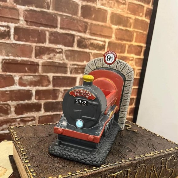 Harry Potter Hogwarts Express Train Platform 9 3/4 Wizard Witch Scentsy Warmer - Picture 1 of 9